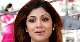 Shilpa feeds a giraffe with his hand